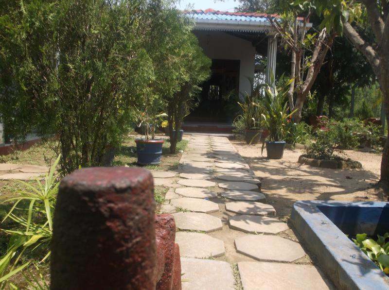Hansika Guest Inn Buttala Exterior foto